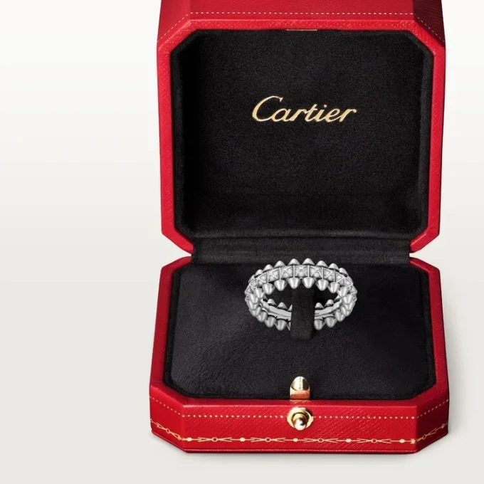 Δαχτυλίδι Clash De Cartier, μικρό μοντέλο, με πάβες Δαχτυλίδι Clash De Cartier, μικρό μοντέλο, με πάβες