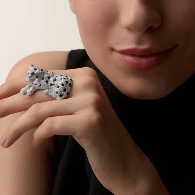 Δαχτυλίδι Panthere De Cartier, με πάβ Δαχτυλίδι Panthere De Cartier, με πάβ