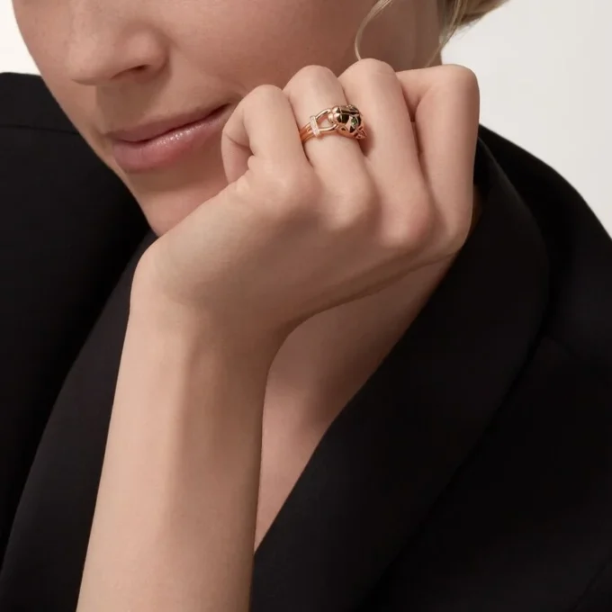 Δαχτυλίδι Panthere De Cartier – Ροζ χρυσός, γρανάτες τσαβορίτη, όνυχας, μαύρη λάκα, διαμάντια – Cartier