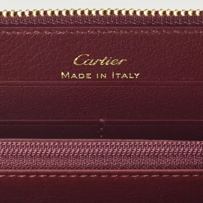 Διεθνές πορτοφόλι με φερμουάρ, Must De Cartier – Δέρμα μοσχαριού σε μπορντό χρώμα, χρυσό φινίρισμα – Cartier Διεθνές πορτοφόλι με φερμουάρ, Must De Cartier – Δέρμα μοσχαριού σε μπορντό χρώμα, χρυσό φινίρισμα – Cartier