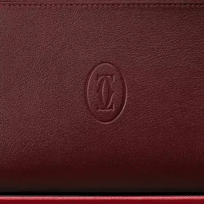 Διεθνές πορτοφόλι με φερμουάρ, Must De Cartier – Δέρμα μοσχαριού σε μπορντό χρώμα, χρυσό φινίρισμα – Cartier Διεθνές πορτοφόλι με φερμουάρ, Must De Cartier – Δέρμα μοσχαριού σε μπορντό χρώμα, χρυσό φινίρισμα – Cartier