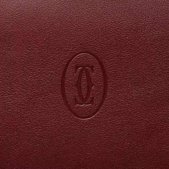 Διεθνές πορτοφόλι με πτυχές, Must De Cartier – Δέρμα μοσχαριού σε μπορντό χρώμα, χρυσό φινίρισμα – Cartier Διεθνές πορτοφόλι με πτυχές, Must De Cartier – Δέρμα μοσχαριού σε μπορντό χρώμα, χρυσό φινίρισμα – Cartier