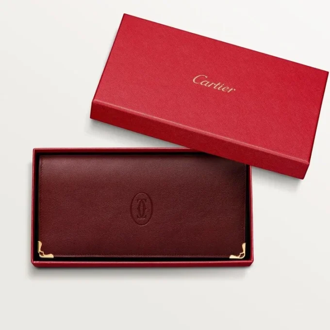 Διεθνές πορτοφόλι με πτυχές, Must De Cartier – Δέρμα μοσχαριού σε μπορντό χρώμα, χρυσό φινίρισμα – Cartier Διεθνές πορτοφόλι με πτυχές, Must De Cartier – Δέρμα μοσχαριού σε μπορντό χρώμα, χρυσό φινίρισμα – Cartier