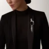 Καρφίτσα Panthere De Cartier – Λευκόχρυσο, σμαράγδια, όνυχας, διαμάντια – Cartier