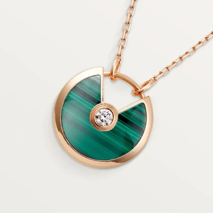 Κολιέ Amulette De Cartier, μικρό μοντέλο – Ροζ χρυσός, μαλαχίτης, διαμάντι – Cartier Κολιέ Amulette De Cartier, μικρό μοντέλο – Ροζ χρυσός, μαλαχίτης, διαμάντι – Cartier