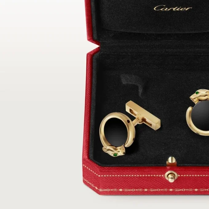 Μανικετόκουμπα Panthere De Cartier – Κίτρινο χρυσό, όνυχας, τσαβορίτες και μαύρο λάκα – Cartier Μανικετόκουμπα Panthere De Cartier – Κίτρινο χρυσό, όνυχας, τσαβορίτες και μαύρο λάκα – Cartier