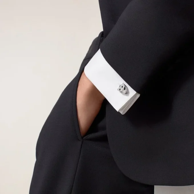Μανικετόκουμπα Panthere De Cartier – Λευκόχρυσο με επίστρωση ροδίου, διαμάντια, σμαράγδια, όνυχας – Cartier Μανικετόκουμπα Panthere De Cartier – Λευκόχρυσο με επίστρωση ροδίου, διαμάντια, σμαράγδια, όνυχας – Cartier