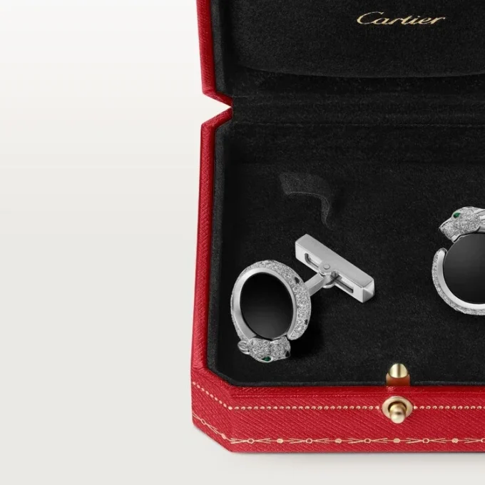 Μανικετόκουμπα Panthere De Cartier – Λευκόχρυσο με επίστρωση ροδίου, διαμάντια, σμαράγδια, όνυχας – Cartier Μανικετόκουμπα Panthere De Cartier – Λευκόχρυσο με επίστρωση ροδίου, διαμάντια, σμαράγδια, όνυχας – Cartier