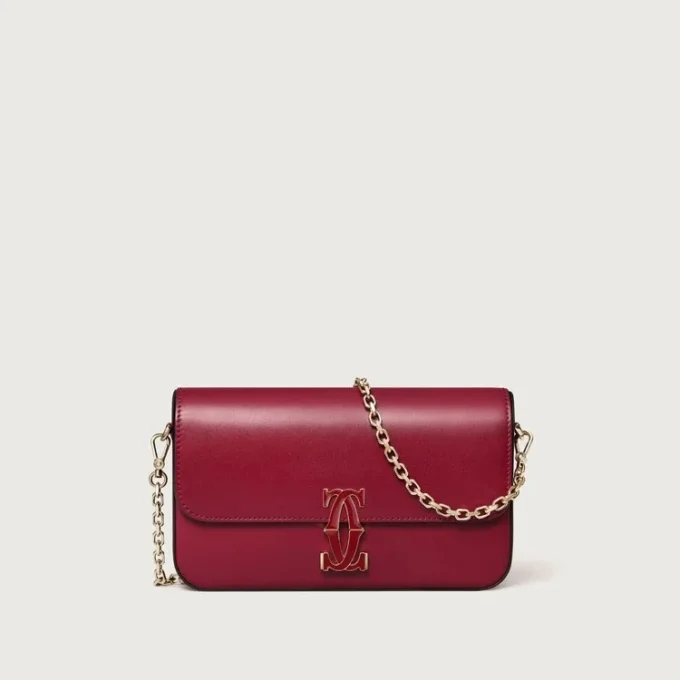 Μίνι τσάντα με αλυσίδα, Double C De Cartier – Δέρμα μοσχαριού σε κόκκινο κεράσι, φινίρισμα σε χρυσό και σμάλτο σε κόκκινο κεράσι – Cartier Μίνι τσάντα με αλυσίδα, Double C De Cartier – Δέρμα μοσχαριού σε κόκκινο κεράσι, φινίρισμα σε χρυσό και σμάλτο σε κόκκινο κεράσι – Cartier