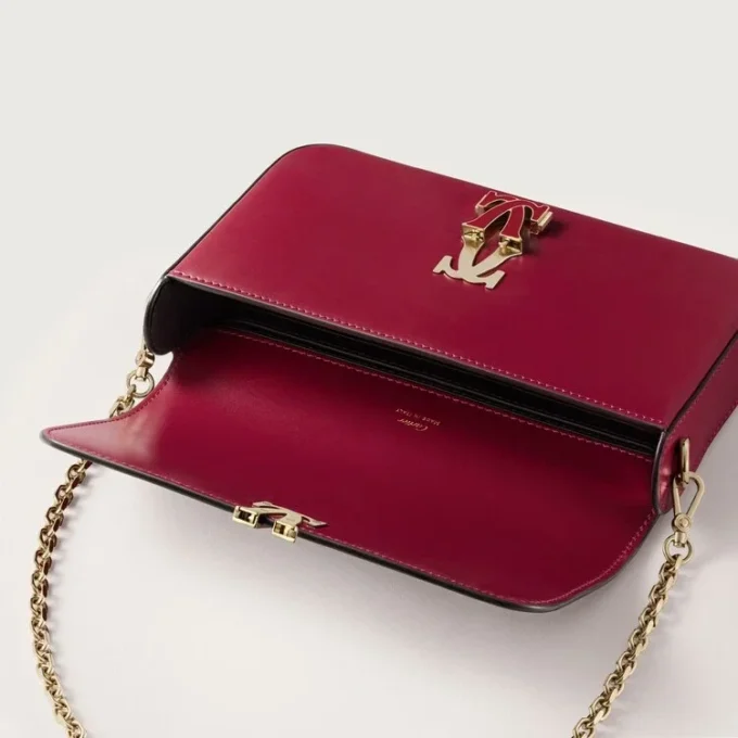 Μίνι τσάντα με αλυσίδα, Double C De Cartier – Δέρμα μοσχαριού σε κόκκινο κεράσι, φινίρισμα σε χρυσό και σμάλτο σε κόκκινο κεράσι – Cartier Μίνι τσάντα με αλυσίδα, Double C De Cartier – Δέρμα μοσχαριού σε κόκκινο κεράσι, φινίρισμα σε χρυσό και σμάλτο σε κόκκινο κεράσι – Cartier