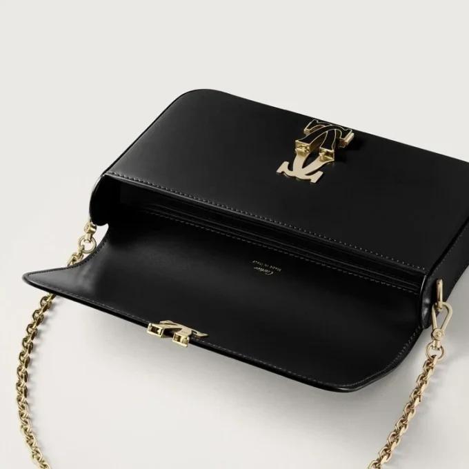 Μίνι τσάντα με αλυσίδα, Double C De Cartier – Μαύρο δέρμα μοσχαριού, φινίρισμα σε χρυσό και μαύρο σμάλτο – Cartier Μίνι τσάντα με αλυσίδα, Double C De Cartier – Μαύρο δέρμα μοσχαριού, φινίρισμα σε χρυσό και μαύρο σμάλτο – Cartier
