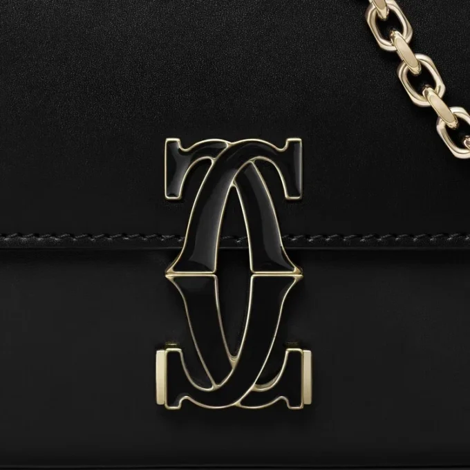 Μίνι τσάντα με αλυσίδα, Double C De Cartier – Μαύρο δέρμα μοσχαριού, φινίρισμα σε χρυσό και μαύρο σμάλτο – Cartier Μίνι τσάντα με αλυσίδα, Double C De Cartier – Μαύρο δέρμα μοσχαριού, φινίρισμα σε χρυσό και μαύρο σμάλτο – Cartier