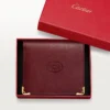 Πορτοφόλι πολλαπλών χρήσεων, Must De Cartier – Δέρμα μοσχαριού σε μπορντό χρώμα, χρυσό φινίρισμα – Cartier Πορτοφόλι πολλαπλών χρήσεων, Must De Cartier – Δέρμα μοσχαριού σε μπορντό χρώμα, χρυσό φινίρισμα – Cartier