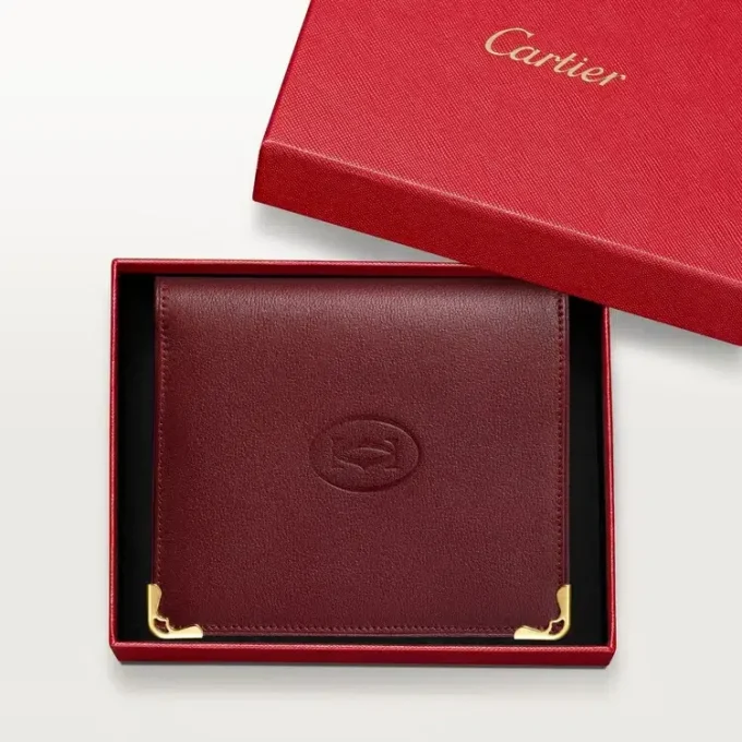 Πορτοφόλι πολλαπλών χρήσεων, Must De Cartier – Δέρμα μοσχαριού σε μπορντό χρώμα, χρυσό φινίρισμα – Cartier Πορτοφόλι πολλαπλών χρήσεων, Must De Cartier – Δέρμα μοσχαριού σε μπορντό χρώμα, χρυσό φινίρισμα – Cartier