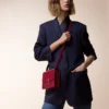 Τσάντα ώμου, Mini, Double C De Cartier – Δέρμα μοσχαριού σε χρώμα κερασιού, φινίρισμα σε χρυσό και σμάλτο σε χρώμα κερασιού – Cartier