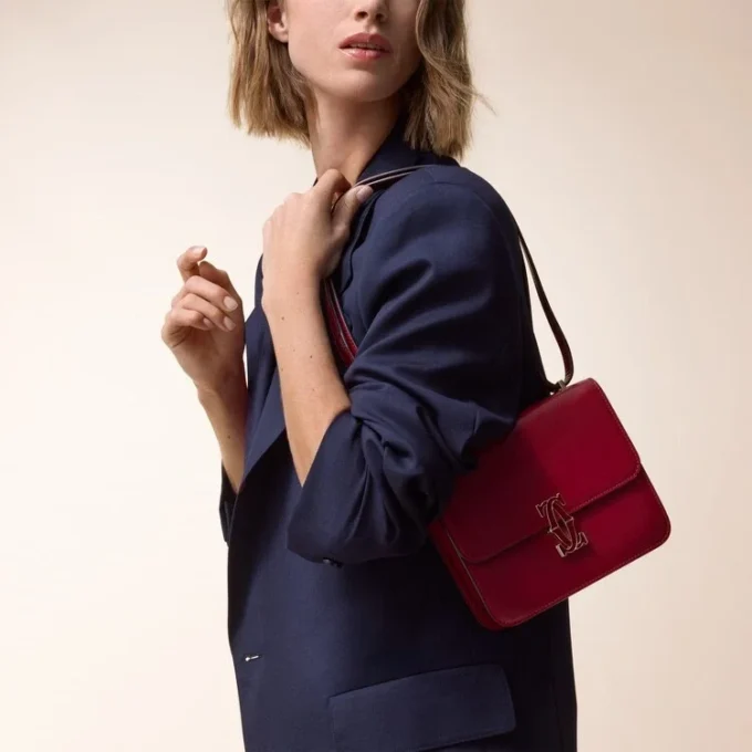 Τσάντα ώμου, Mini, Double C De Cartier – Δέρμα μοσχαριού σε χρώμα κερασιού, φινίρισμα σε χρυσό και σμάλτο σε χρώμα κερασιού – Cartier