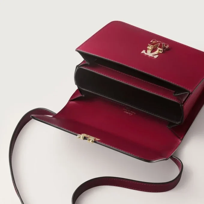 Τσάντα ώμου, Mini, Double C De Cartier – Δέρμα μοσχαριού σε χρώμα κερασιού, φινίρισμα σε χρυσό και σμάλτο σε χρώμα κερασιού – Cartier