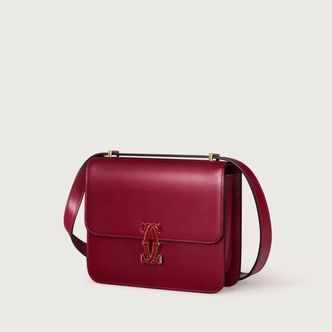Τσάντα ώμου, Mini, Double C De Cartier – Δέρμα μοσχαριού σε χρώμα κερασιού, φινίρισμα σε χρυσό και σμάλτο σε χρώμα κερασιού – Cartier