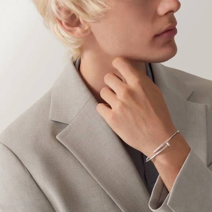 Βραχιόλι Juste Un Clou, μικρό μοντέλο, διαμάντια σε αντίστροφη τοποθέτηση Βραχιόλι Juste Un Clou, μικρό μοντέλο, διαμάντια σε αντίστροφη τοποθέτηση